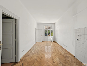 helles Wohnzimmer mit Küchenbereich mit direktem Zugang zum Balkon