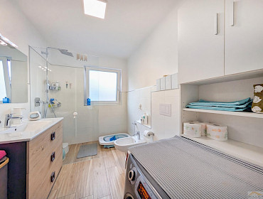 Hauptbadezimmer mit Fenster, Dusche und Bidet Hauptbadezimmer mit Fenster, Dusche und Bidet