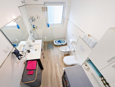 Hauptbadezimmer mit Fenster, Dusche und Bidet Hauptbadezimmer mit Fenster, Dusche und Bidet