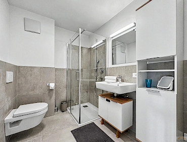 modernes Badezimmer mit walk-in Dusche