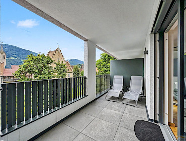 großzügiger sonniger Balkon