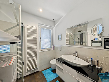 Badezimmer mit Fenster